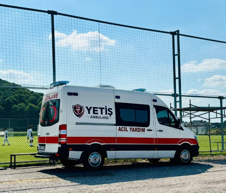 Spor sahası kenarında bekleyen ambulans