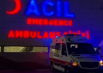 Hastane acil servis girişinde bekleyen Yetiş Ambulans aracı