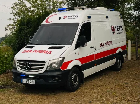 Yetiş Ambulans nakil aracı, yandan ve önden görünüm