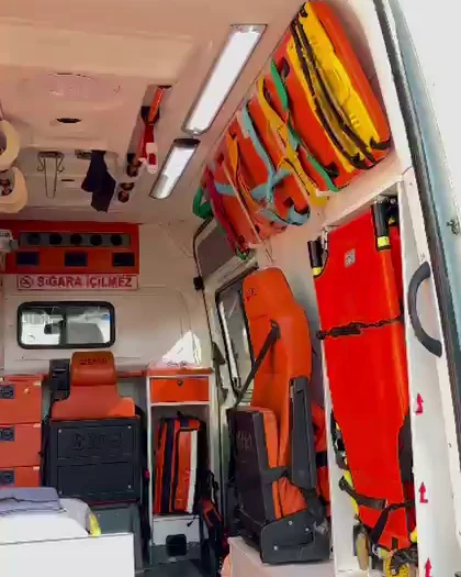 Ambulans kabininin sağ duvarı: omurga tahtaları, KED yeleği, sandalye sedye ve kaşık sedye