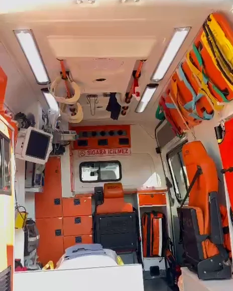 Yoğun bakım donanımlı ambulans kabini: monitör, sedye ve ekipman dolapları